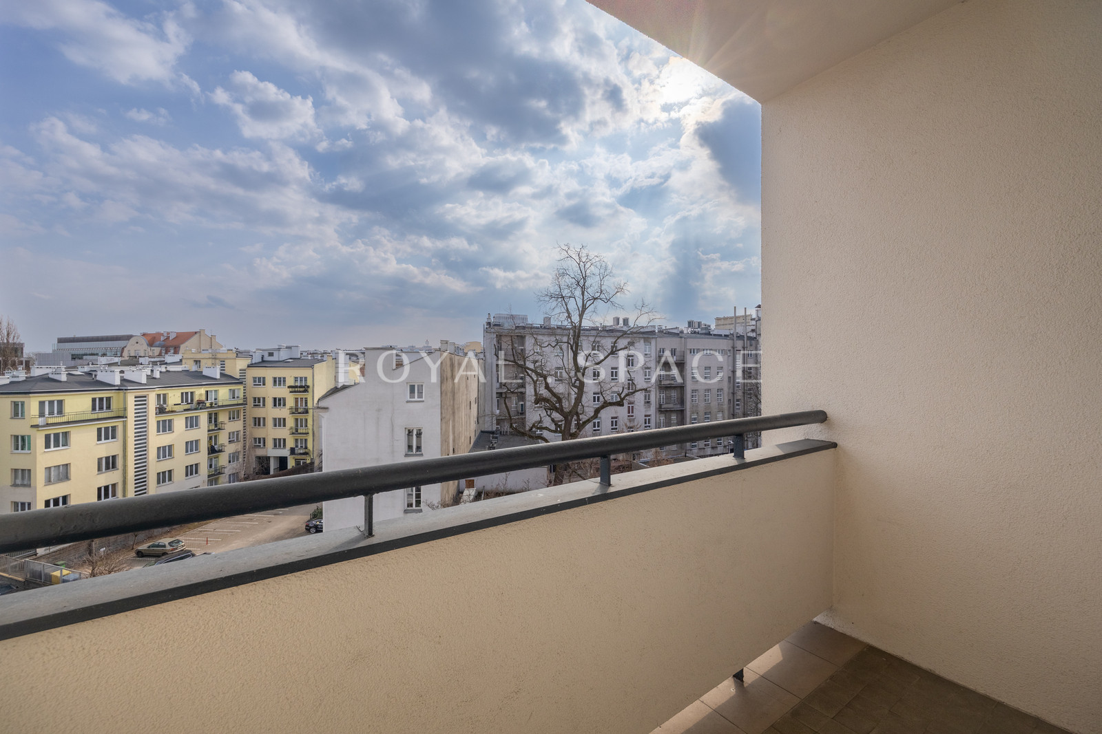 Світла квартира з лоджією в центрі