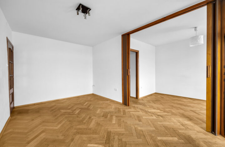 Світла квартира з лоджією в центрі