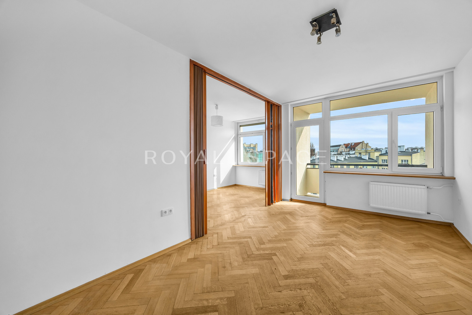 Світла квартира з лоджією в центрі