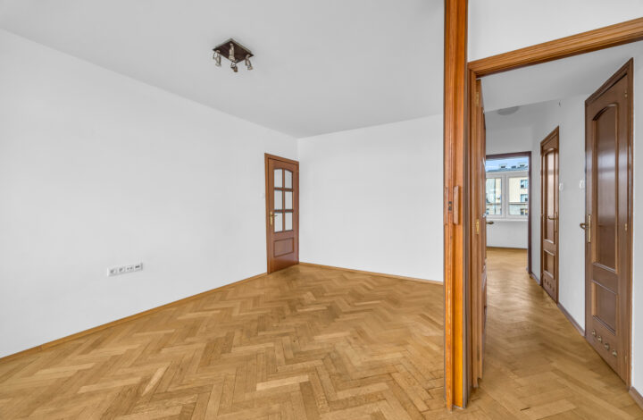 Світла квартира з лоджією в центрі