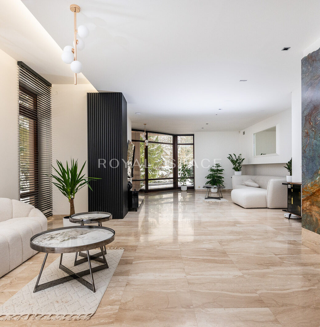 Розкішна вілла з джакузі, сауною та великим садом