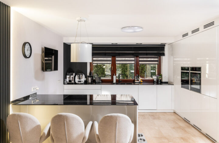 Розкішна вілла з джакузі, сауною та великим садом