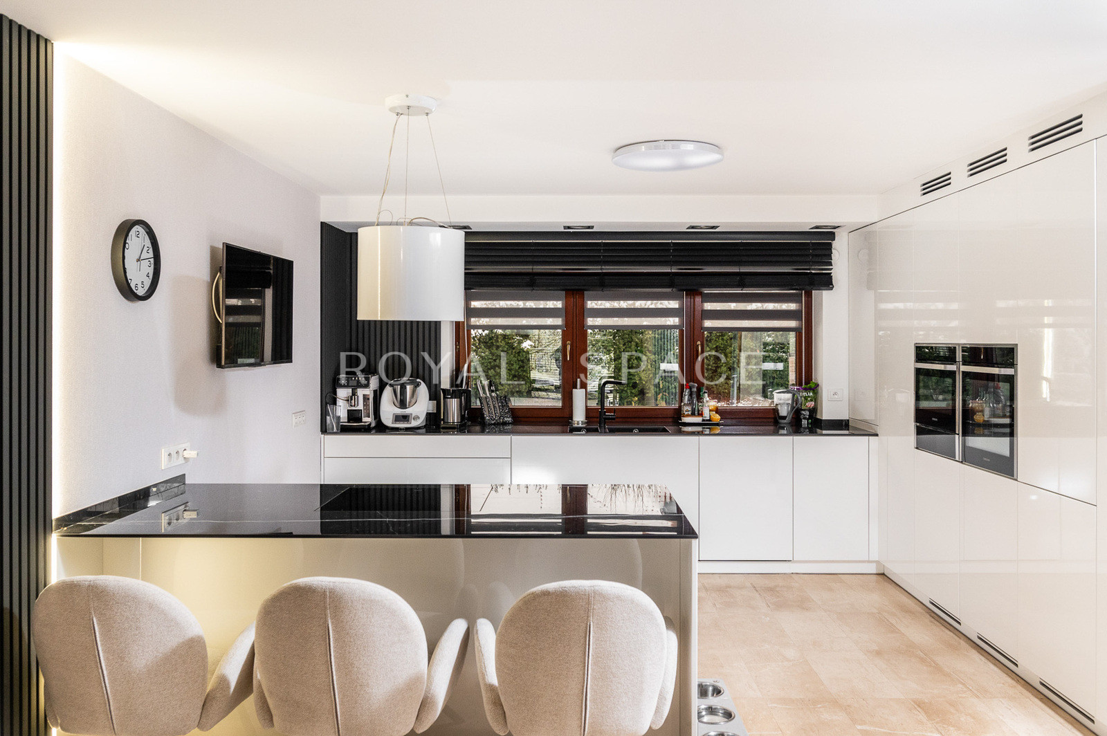 Розкішна вілла з джакузі, сауною та великим садом