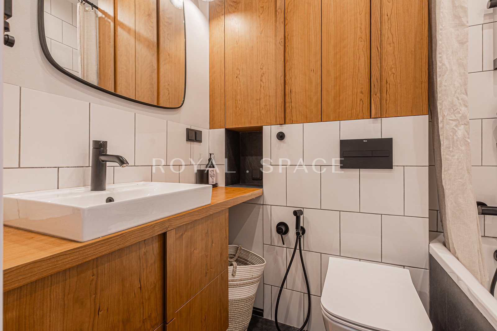 Atmospheric renovated apartment in Praga