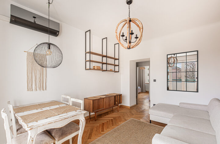 Atmospheric renovated apartment in Praga