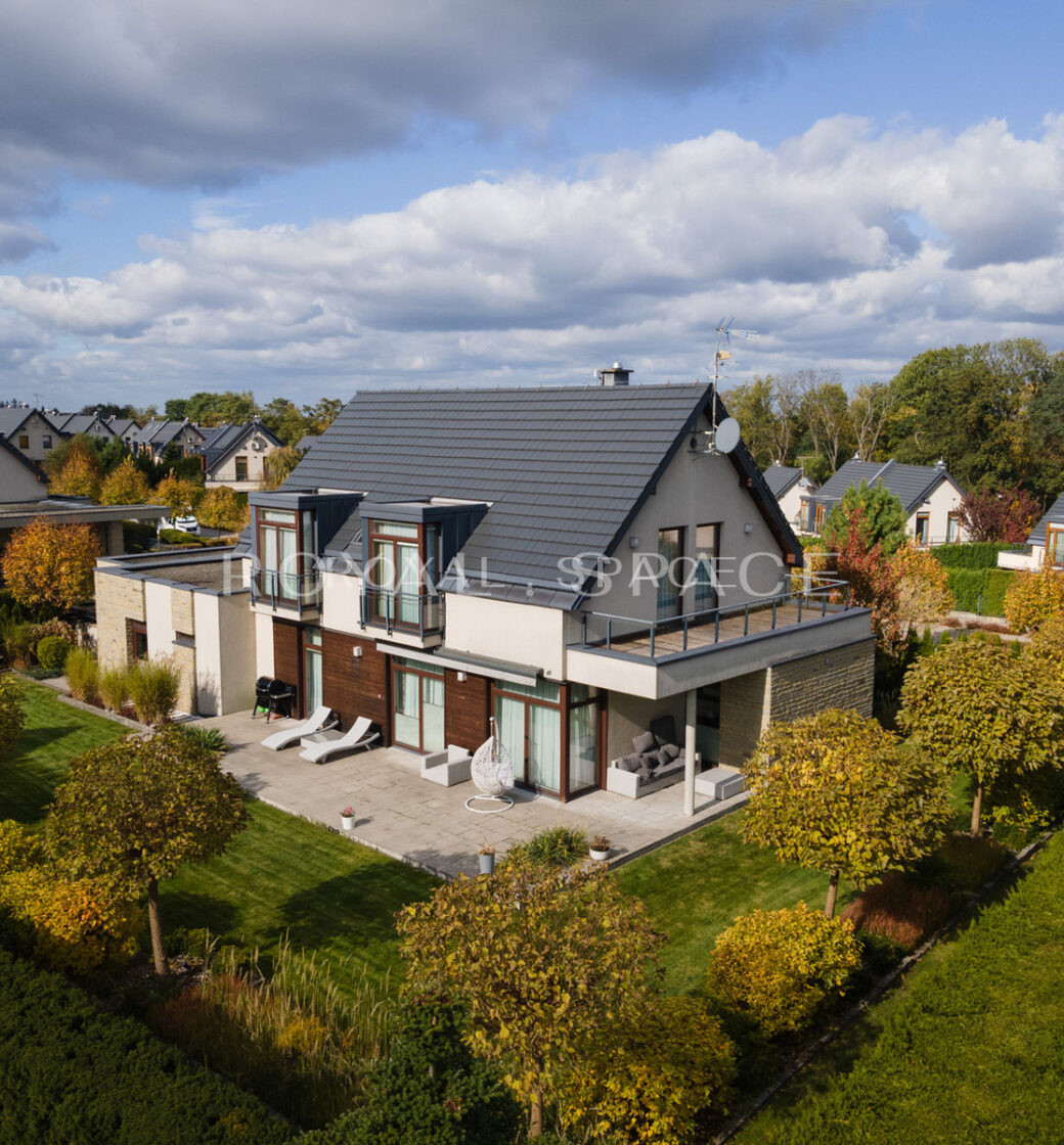 Розкішний будинок з чудовим видом та садом!