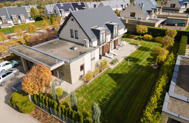 Розкішний будинок з чудовим видом та садом!