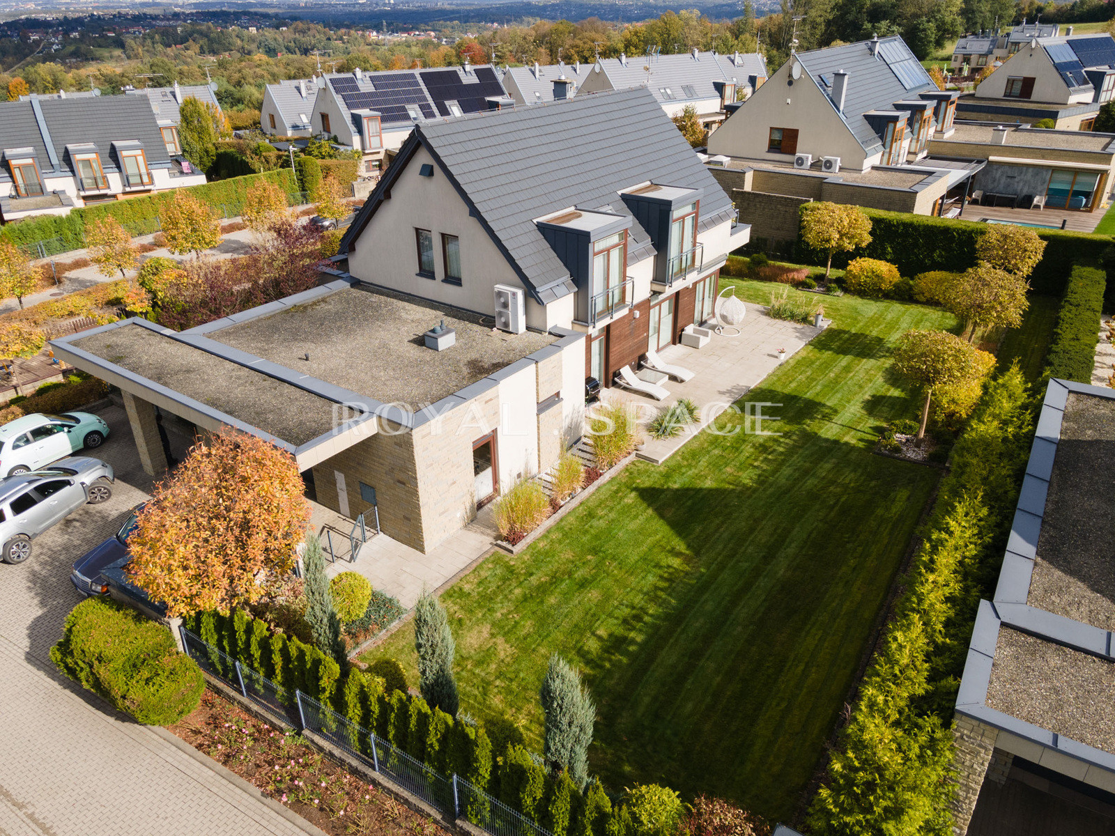 Розкішний будинок з чудовим видом та садом!