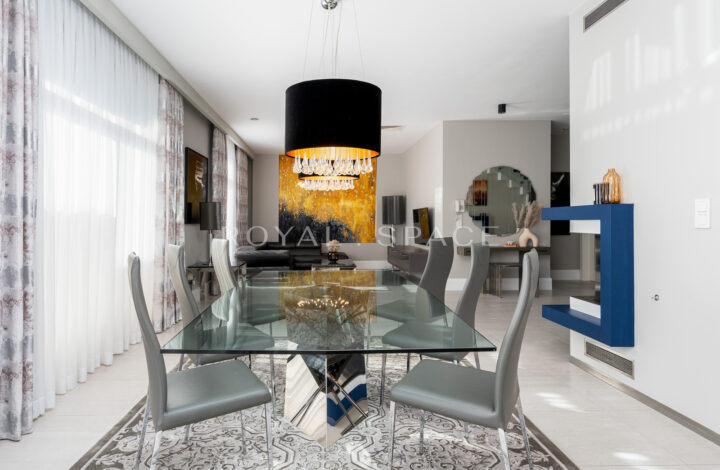 Розкішний будинок з чудовим видом та садом!