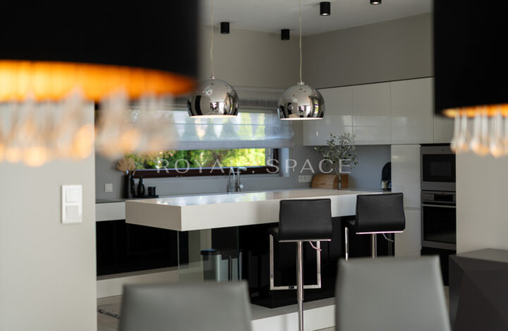 Розкішний будинок з чудовим видом та садом!