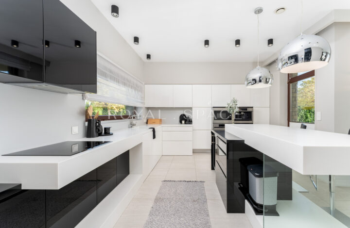 Розкішний будинок з чудовим видом та садом!