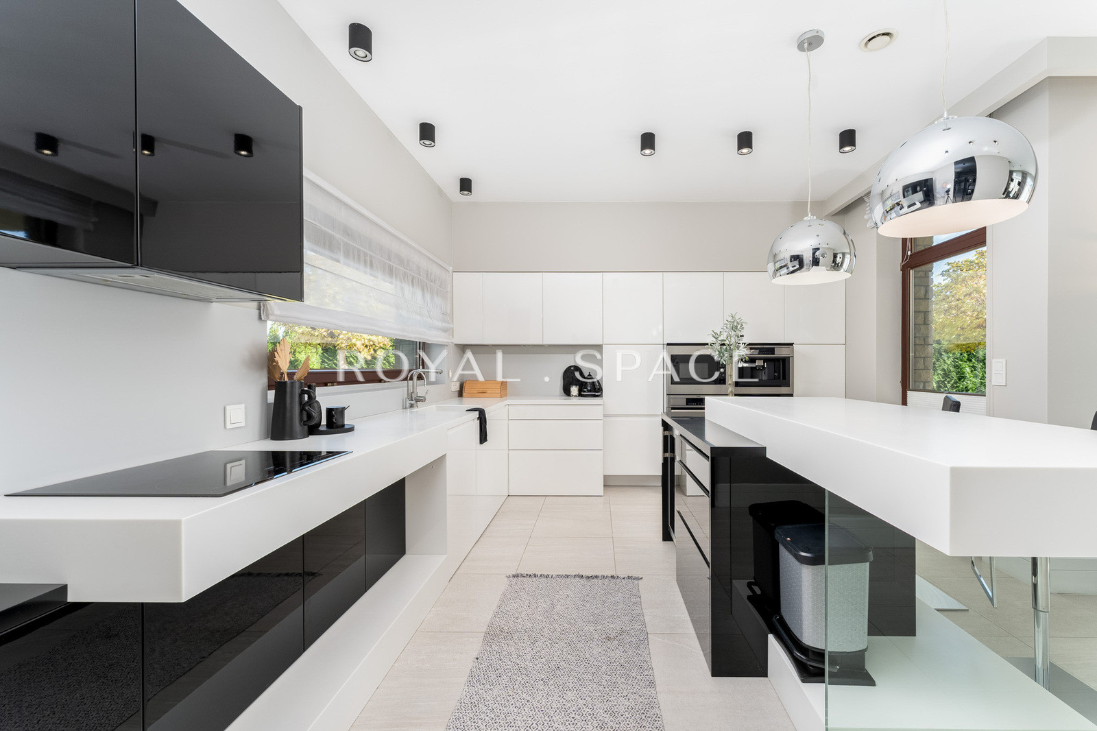 Розкішний будинок з чудовим видом та садом!