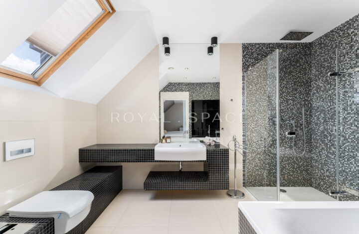 Розкішний будинок з чудовим видом та садом!