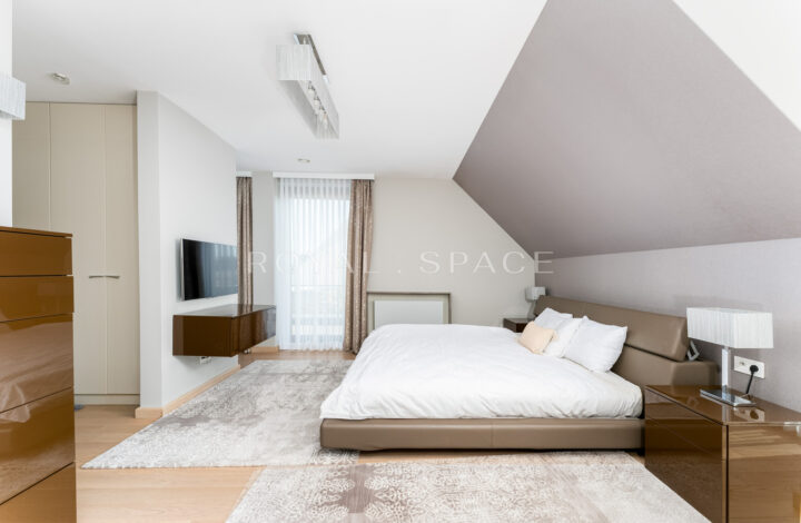 Розкішний будинок з чудовим видом та садом!