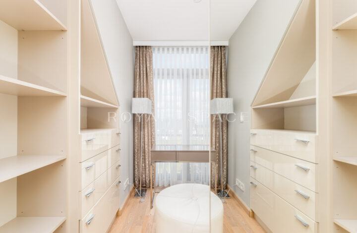 Розкішний будинок з чудовим видом та садом!