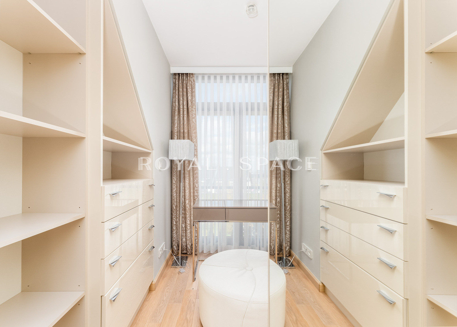 Розкішний будинок з чудовим видом та садом!