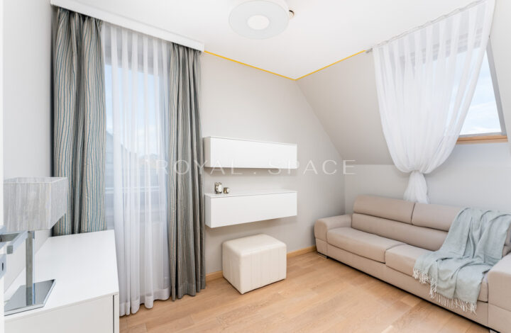 Розкішний будинок з чудовим видом та садом!