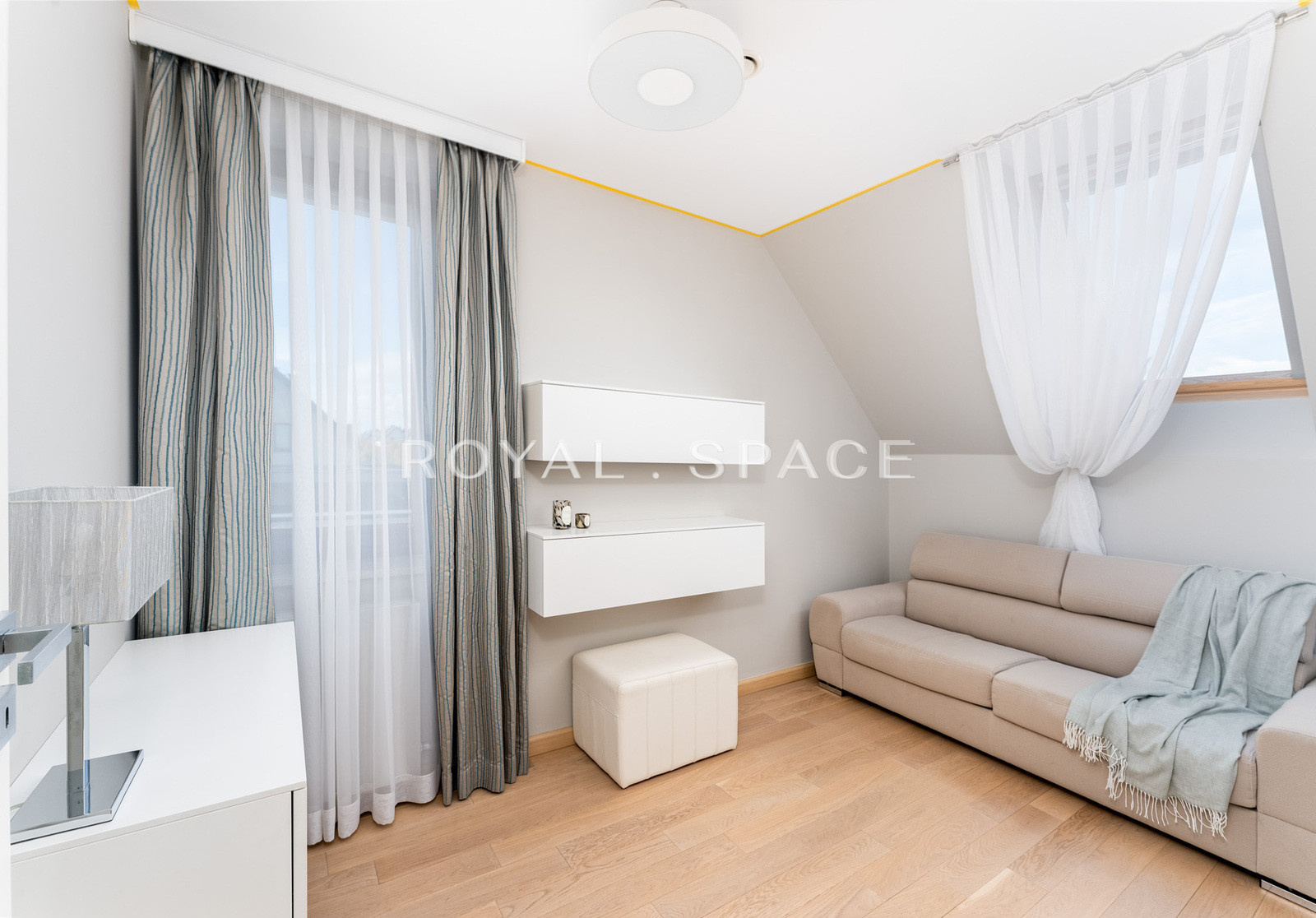 Розкішний будинок з чудовим видом та садом!