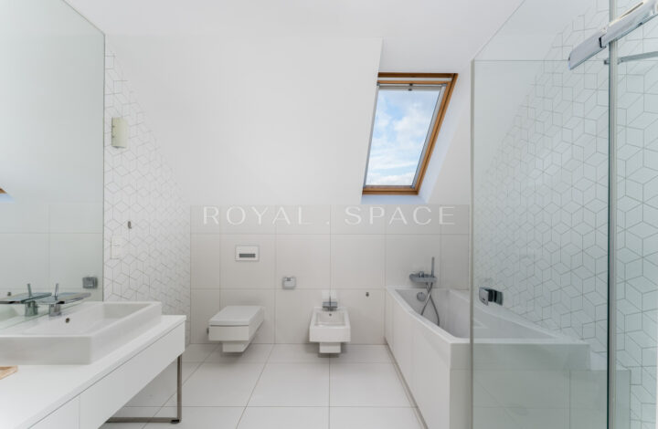 Розкішний будинок з чудовим видом та садом!