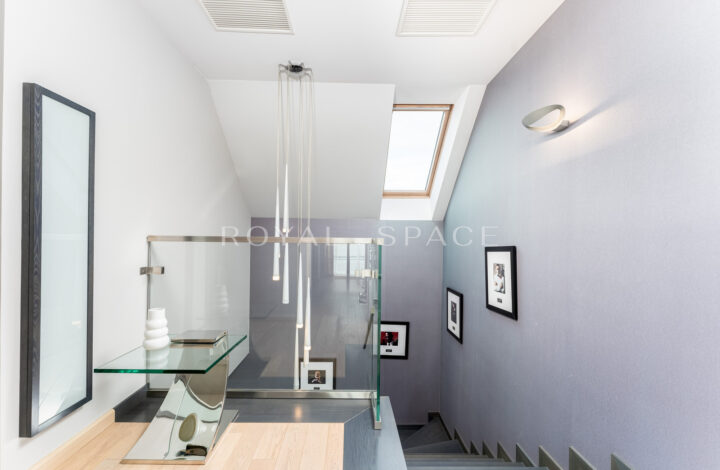 Розкішний будинок з чудовим видом та садом!