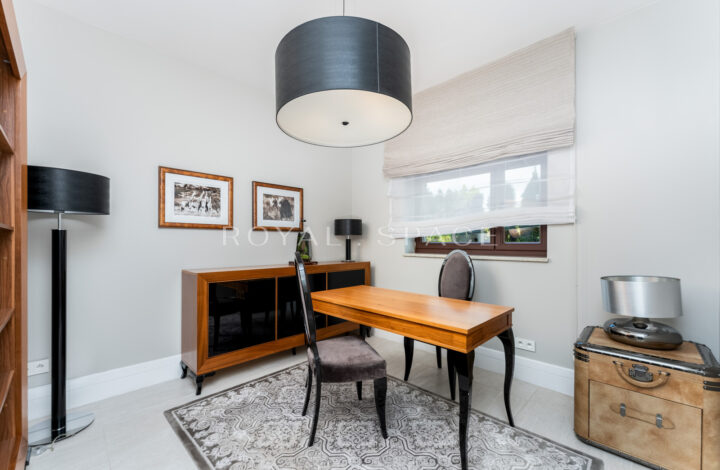 Розкішний будинок з чудовим видом та садом!