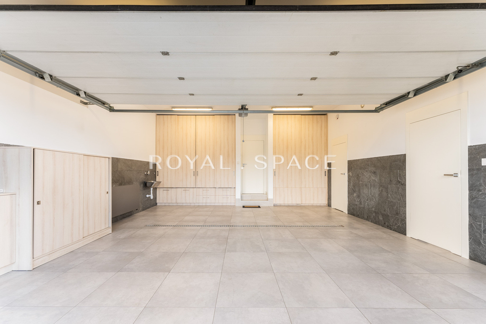 Розкішний будинок з чудовим видом та садом!