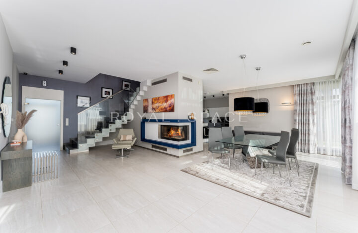 Розкішний будинок з чудовим видом та садом!