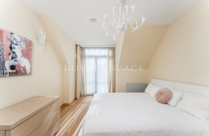 Розкішний будинок з чудовим видом та садом!