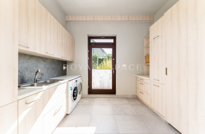 Розкішний будинок з чудовим видом та садом!