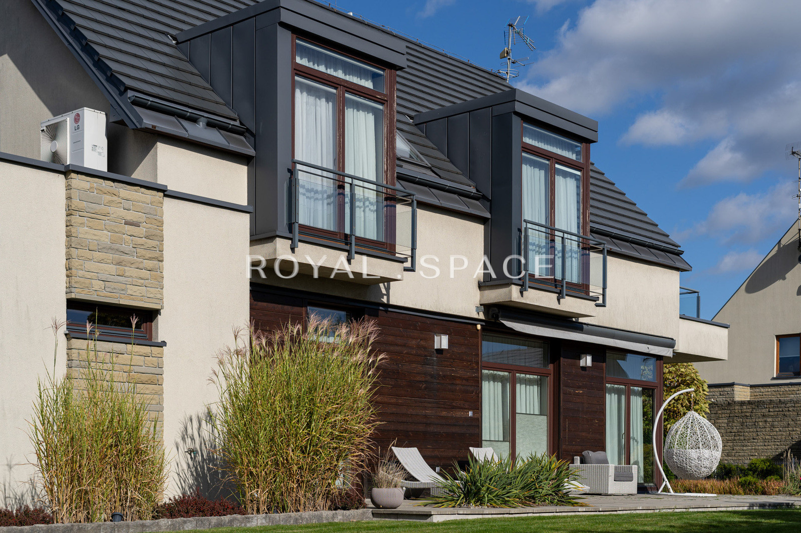 Розкішний будинок з чудовим видом та садом!