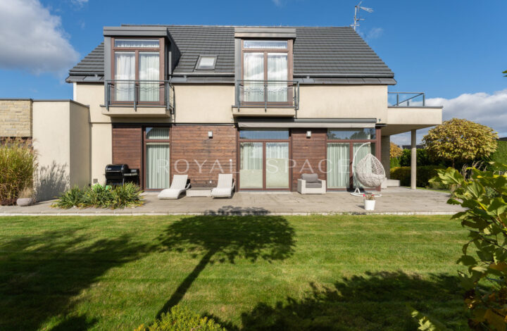 Розкішний будинок з чудовим видом та садом!