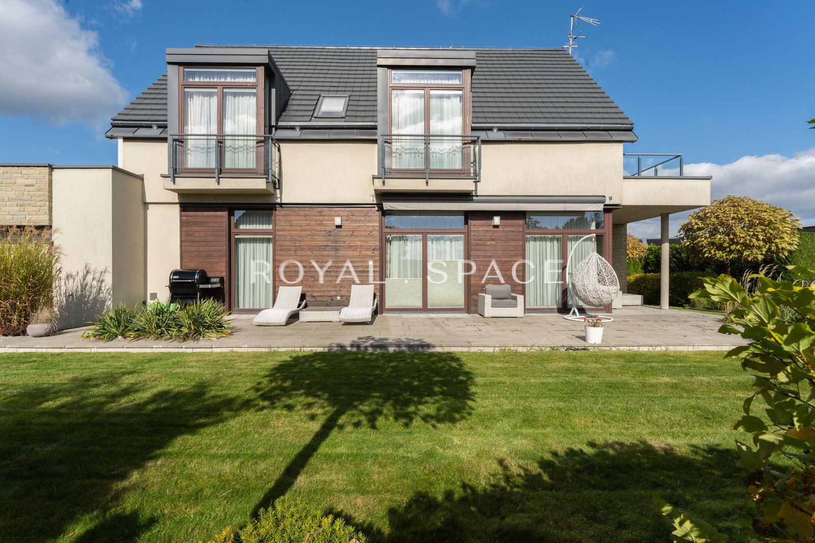 Розкішний будинок з чудовим видом та садом!