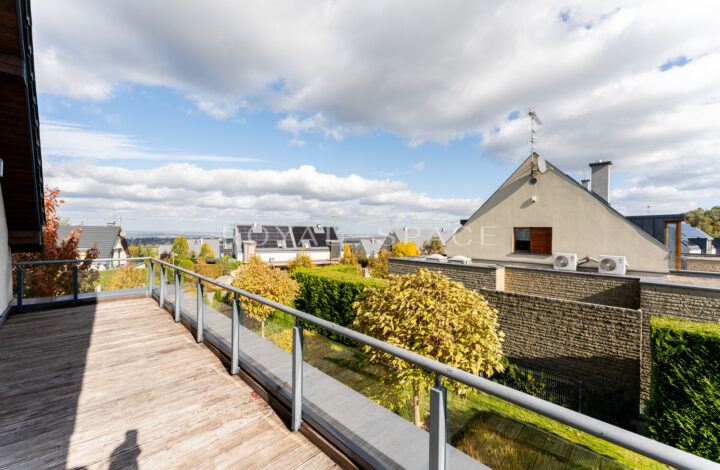 Розкішний будинок з чудовим видом та садом!