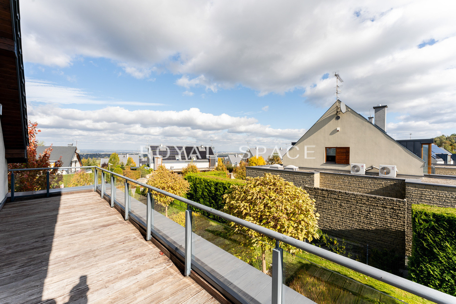 Розкішний будинок з чудовим видом та садом!