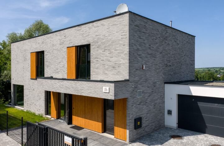 Будинок з оглядовою ділянкою, оточений зеленню