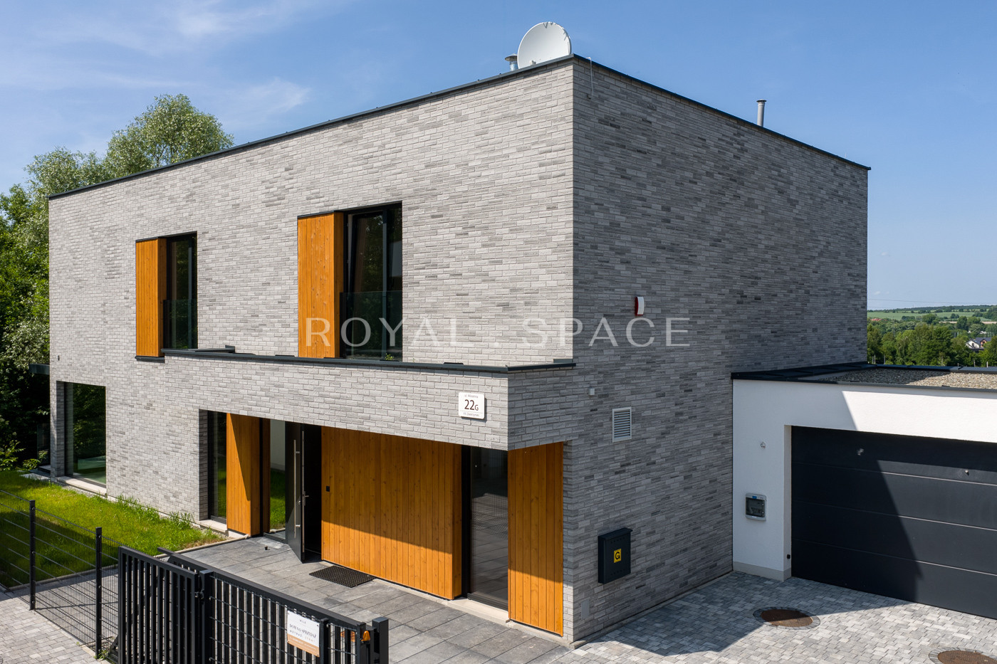 Dom z działką widokową otoczony zielenią