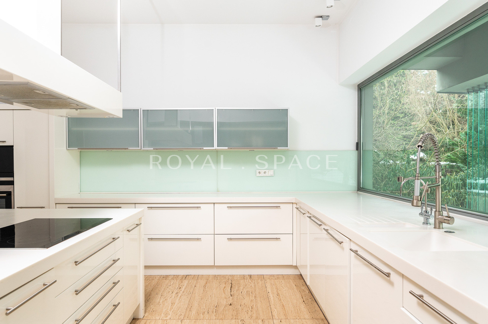 Розкішна вілла з садом та гаражем!