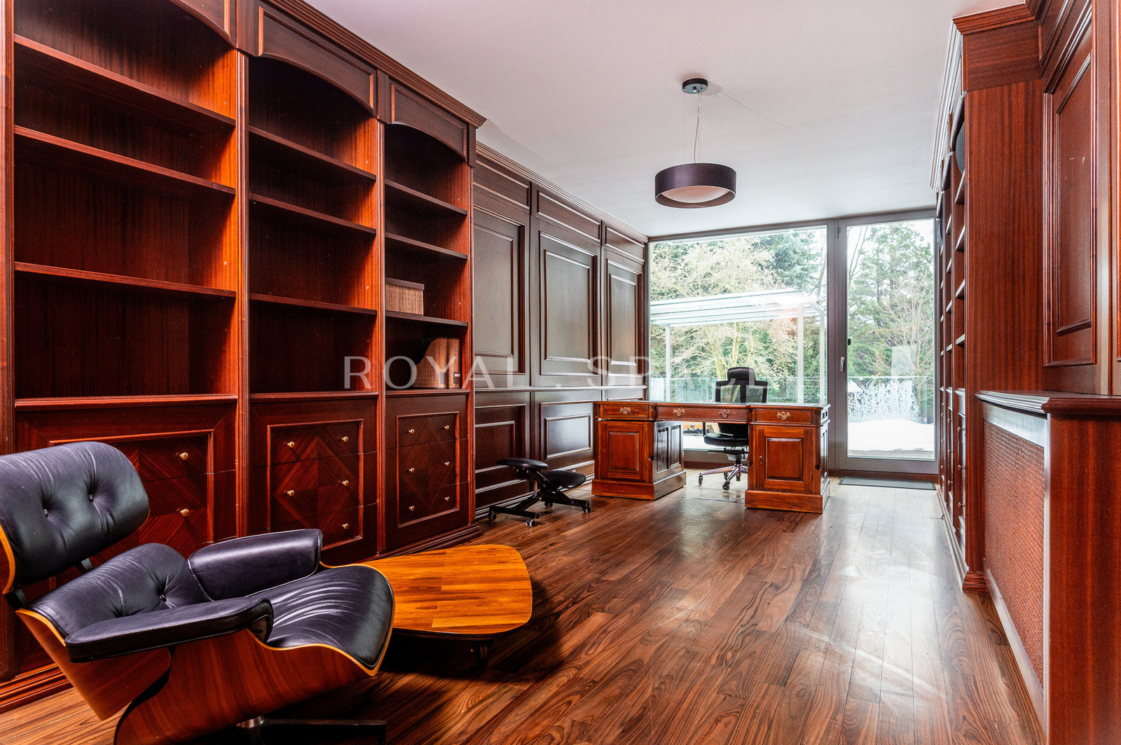 Розкішна вілла з садом та гаражем!