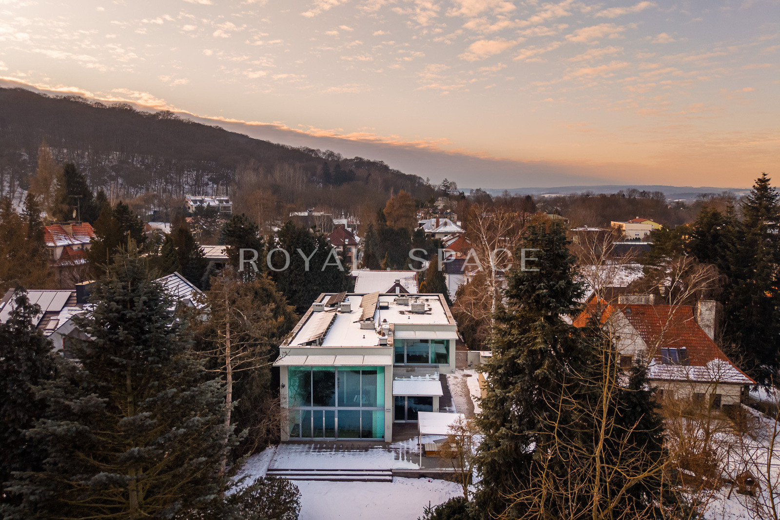 Розкішна вілла з садом та гаражем!