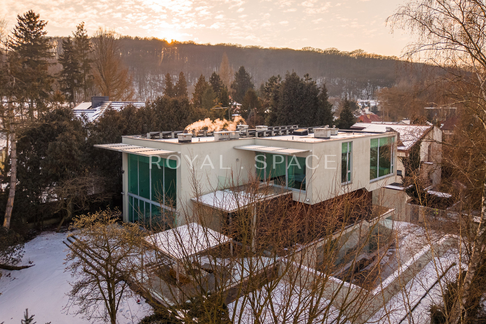 Розкішна вілла з садом та гаражем!