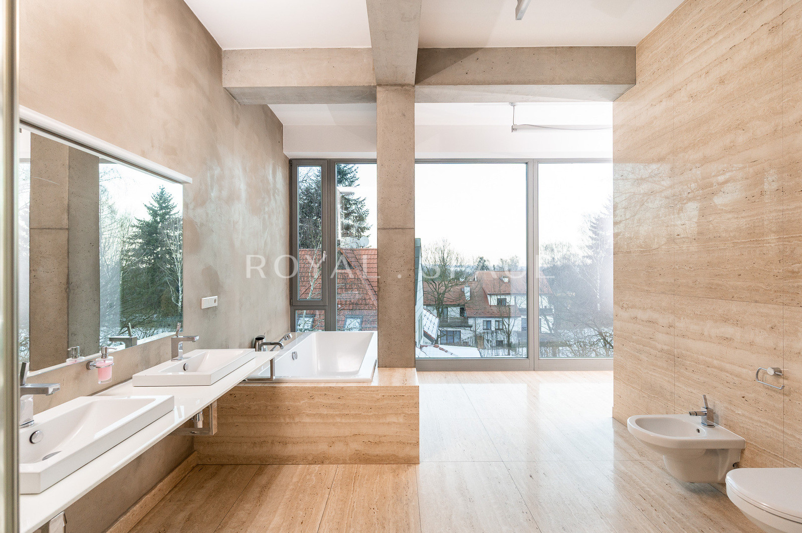 Розкішна вілла з садом та гаражем!