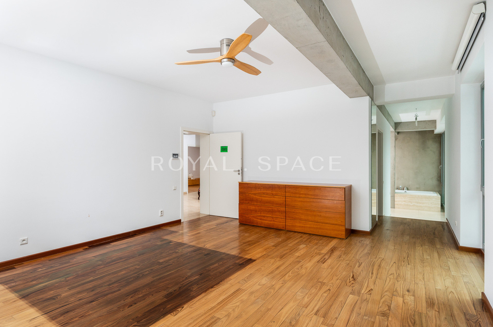 Розкішна вілла з садом та гаражем!