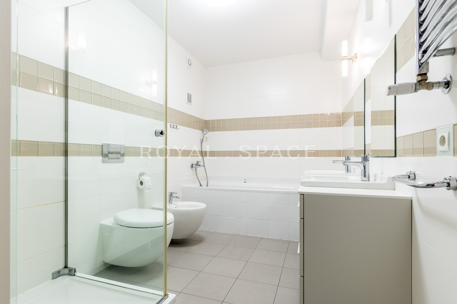 Розкішна вілла з садом та гаражем!