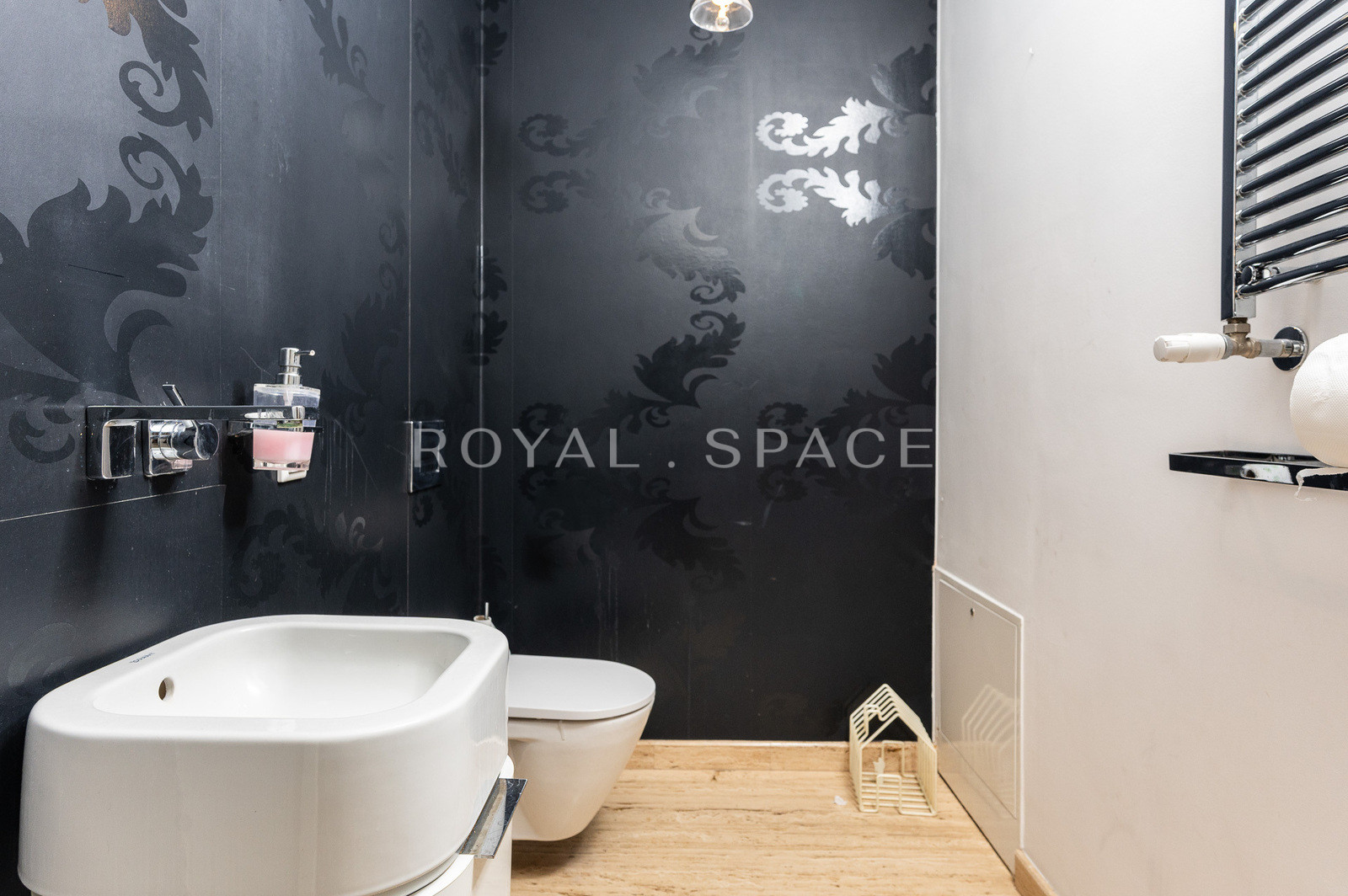 Розкішна вілла з садом та гаражем!