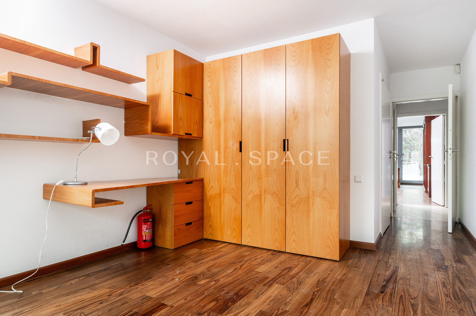 Розкішна вілла з садом та гаражем!