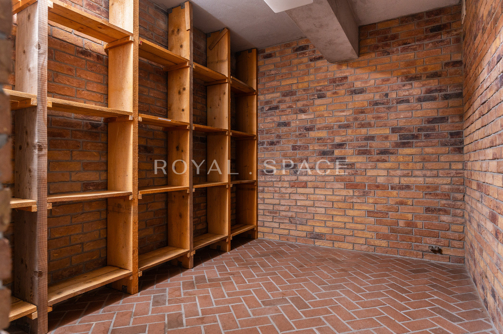 Розкішна вілла з садом та гаражем!