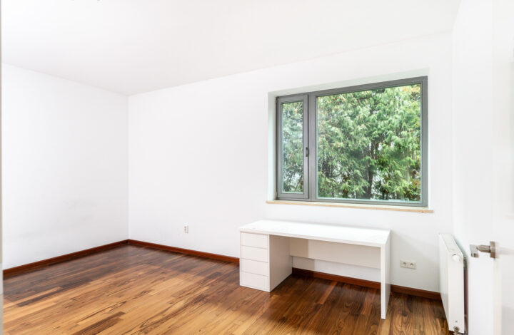 Розкішна вілла з садом та гаражем!