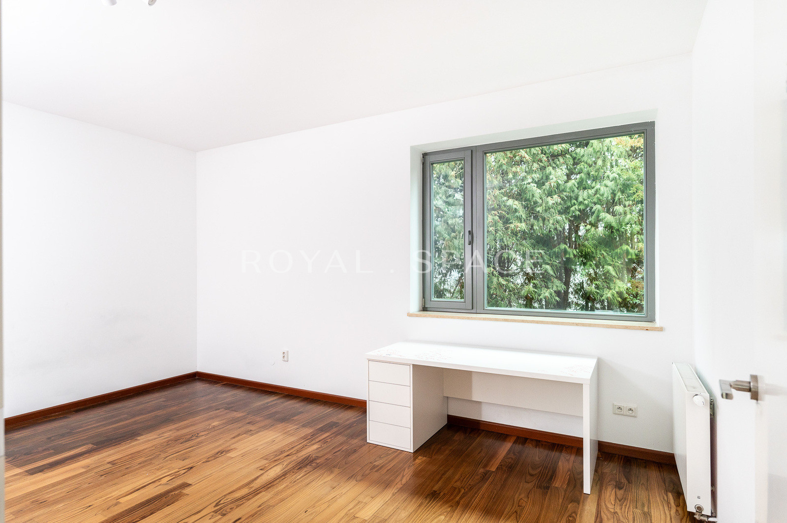 Розкішна вілла з садом та гаражем!