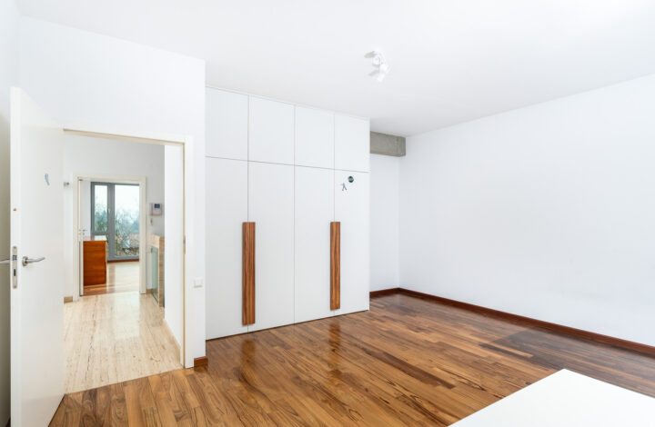 Розкішна вілла з садом та гаражем!