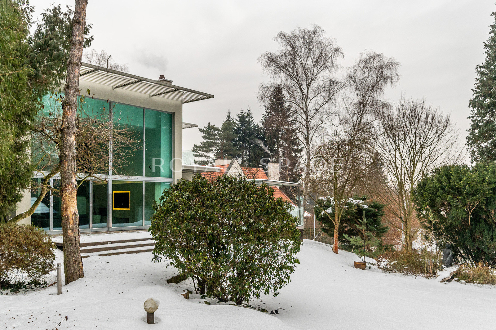 Розкішна вілла з садом та гаражем!